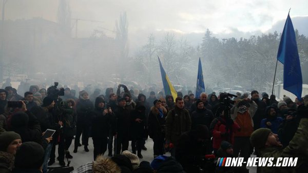 MauriceSchleepe's tweet photo. Today December 4,#Automaidan organizes a protest demanding the #regisnation of A,Avakov.As reported #Avakov is on a working trip in #Canada. https://t.co/Pi6fv7CRJb