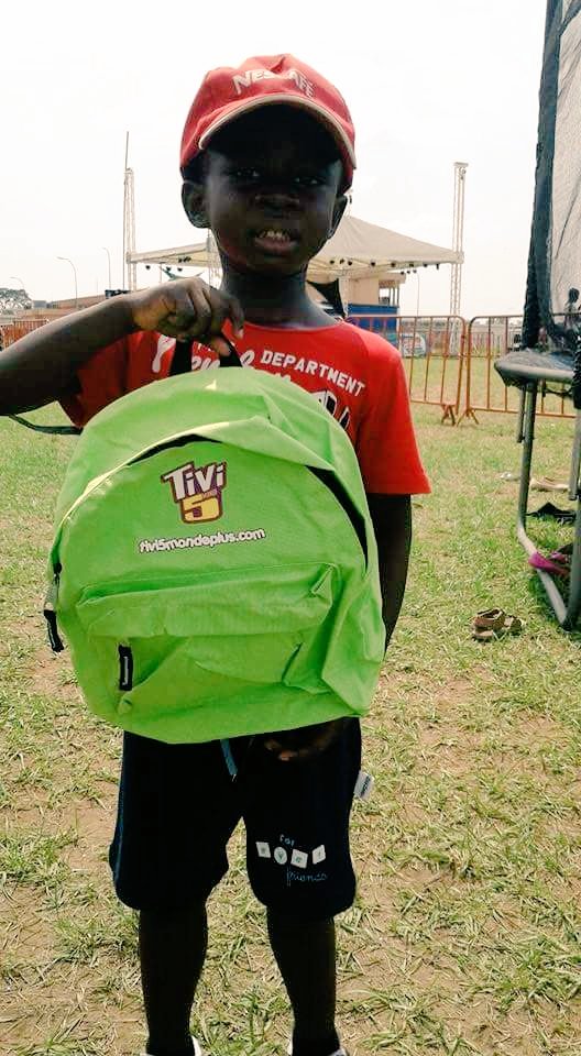 speabidjan's tweet photo. [Jour 2] - Un participant qui présente fierement son sac à dos. D'autres goodies à distribuer au stand Cinékids avec Tivi5 Monde. #SPE2016 https://t.co/5GNi8kwHsS