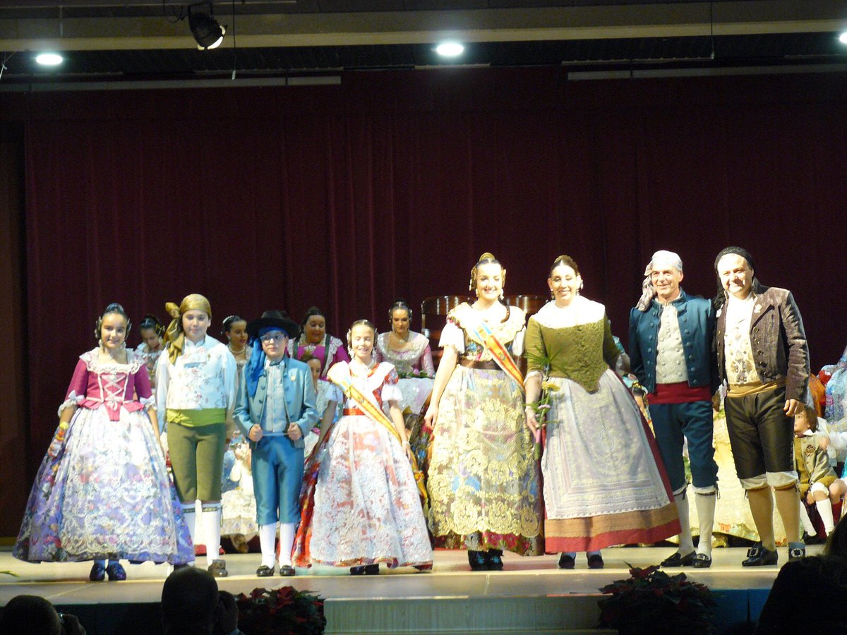 Continuem de presentacions!! Agrair als amics de <a href="/FallaDiputada/">Falla Diputada</a>  el tracte rebut. #lesfallesmolen #fallaelcudol