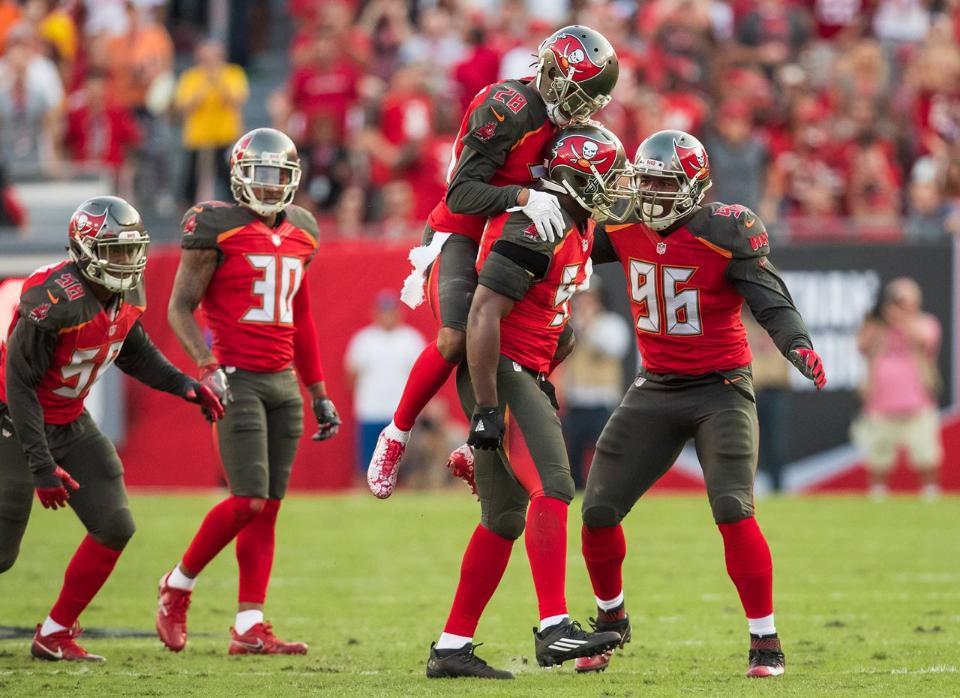 Sacks Coming in Bunches for the #Buccaneers Now, Too!  ICYMI READ >> bccn.rs/aq8 https://t.co/mJe9e0rRtk