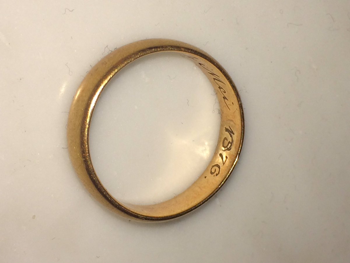 AngelaMartens1's tweet photo. #Gevonden #trouwring uit 1876!
Inscriptie G.A.  J. v M. Omgeving #Breda. Wil graag verzenden naar familie van de eigenaar. #rt = lief https://t.co/pAbI06hZ2K