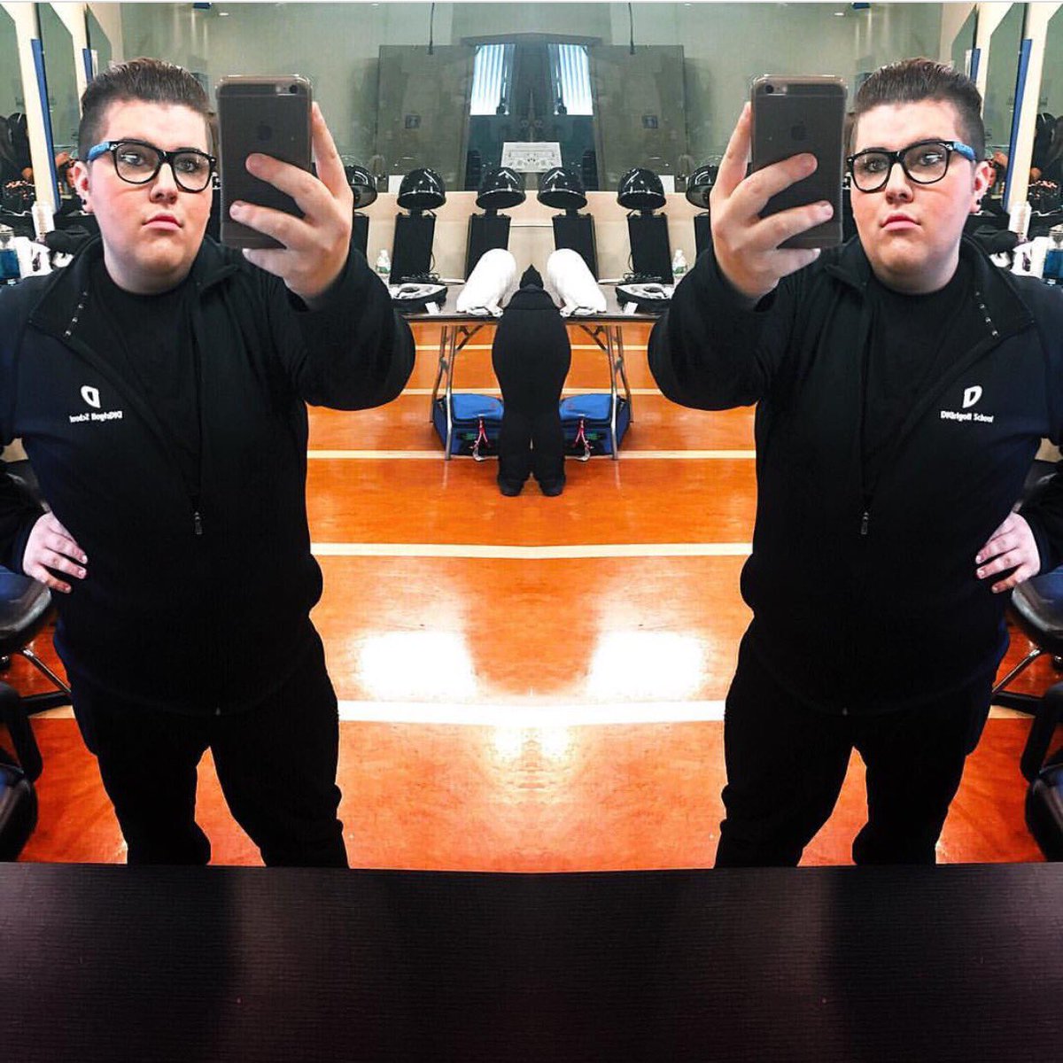 DGCarrizox_x's tweet image. Black on black with hair slicked back💁🏻‍♂️#chubbygay #classselfie #mirror #allblackeverything #heygirlhey #rainydays #raybans #blahblahblah