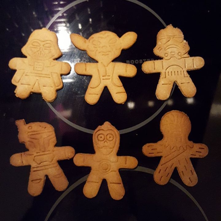 alliwantis's tweet photo. #hjula er på vei. Pepperkaker #StarWars style https://t.co/FSQth47MmR https://t.co/WoRLyFFXhs