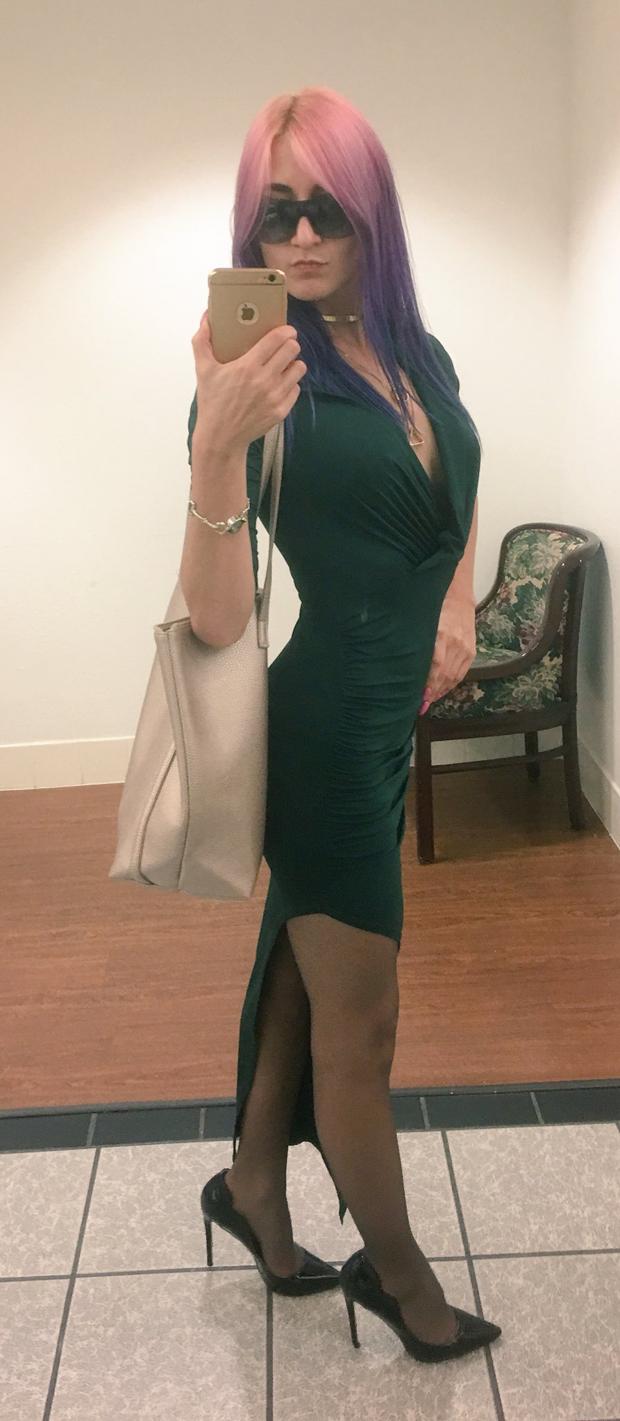I'm selling these stilettos and pantyhose that I'm wearing today 👠 $300 beg to buy them now #fetish #addict https://t.co/zcIeZPFTV2
