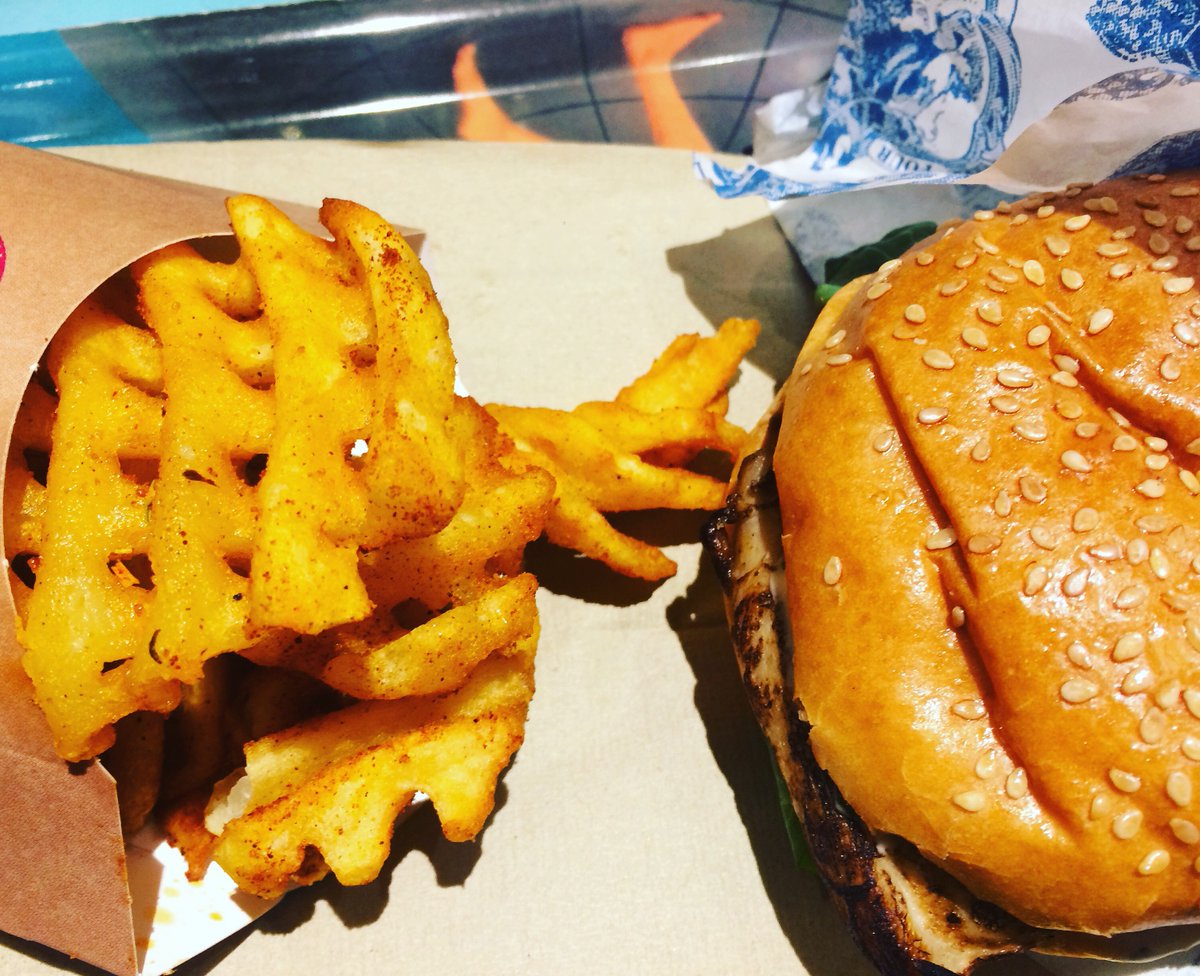 AMO_Details's tweet photo. 🍔🍟 #Sunday #Sundays #Cheeseburger #foodie #nhamnham #yummi #London https://t.co/zEXurJT9Gk