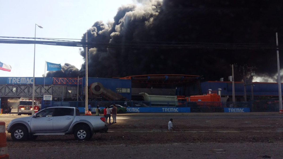 GRIMA_Chile's tweet photo. #LAMPA.  Alarma General de Incendio por fabrica que se quema. Panamericana Norte. Km.22 . https://t.co/E44mPK50nk