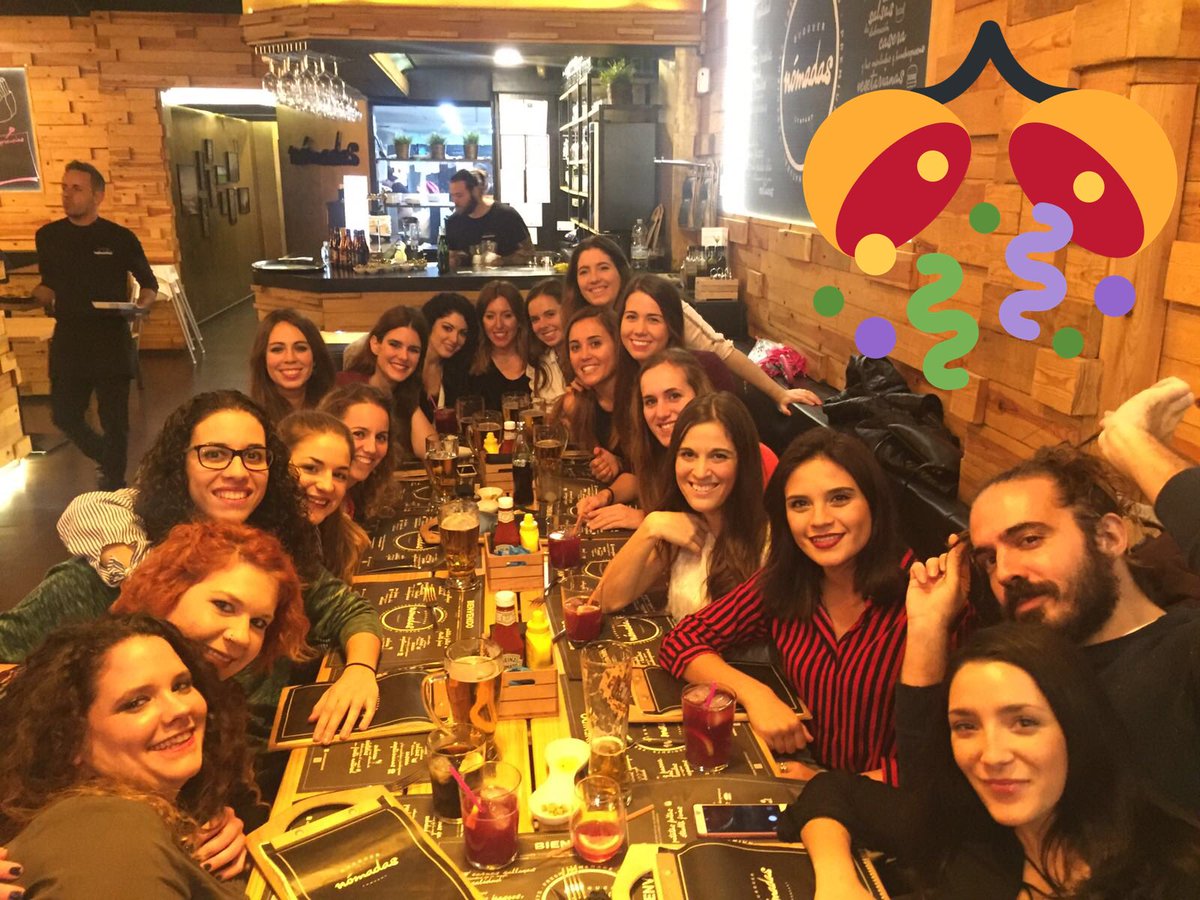 Lauraescreativa's tweet photo. Una cena pasada por agua... #siemprejuntas @CDJPuertaOscura #seniorfem #feliznavidad #cumpleanosfeliz https://t.co/Ias2yTznaT