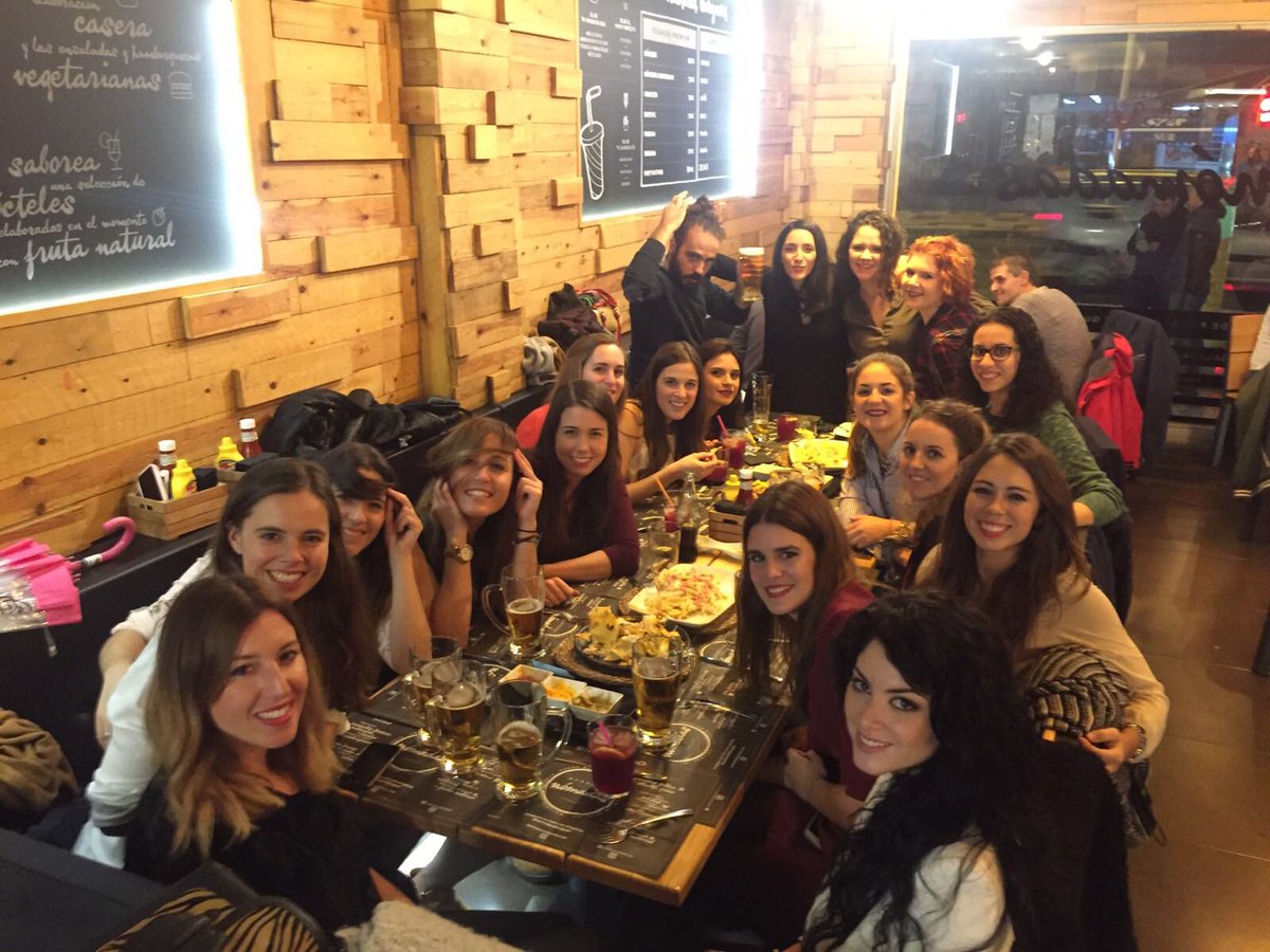 Lauraescreativa's tweet photo. Una cena pasada por agua... #siemprejuntas @CDJPuertaOscura #seniorfem #feliznavidad #cumpleanosfeliz https://t.co/Ias2yTznaT