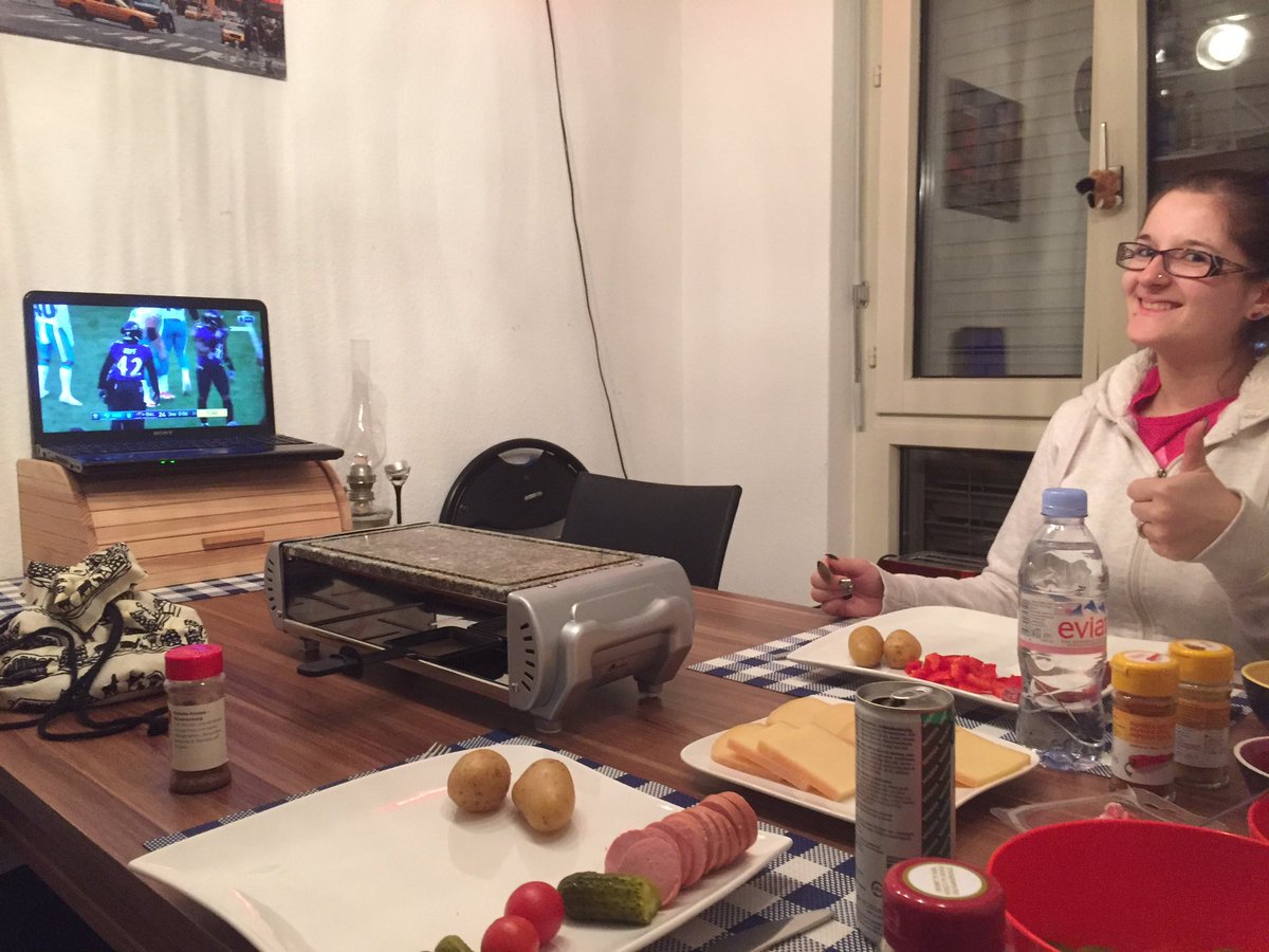 Die Schweizer: käse und football :) wir warten auf die steelers. Nicht nur gruss an coach esume, sondern an ALLE #rannfl