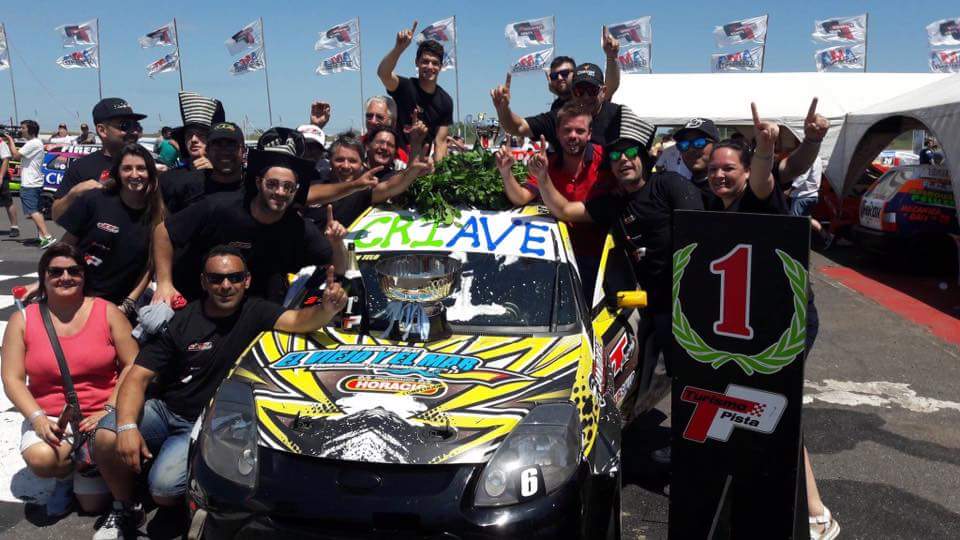 <a href="/TurismoPista/">Turismo Pista</a> en #Paraná
<a href="/joaquintelo/">Joaquin Telo</a> llegó 6° y ganó el título de la C2, la final fue para #LuisBessone 2° @lucascarabajal 3° <a href="/joaquinvolpe/">Joaquin Volpe</a>