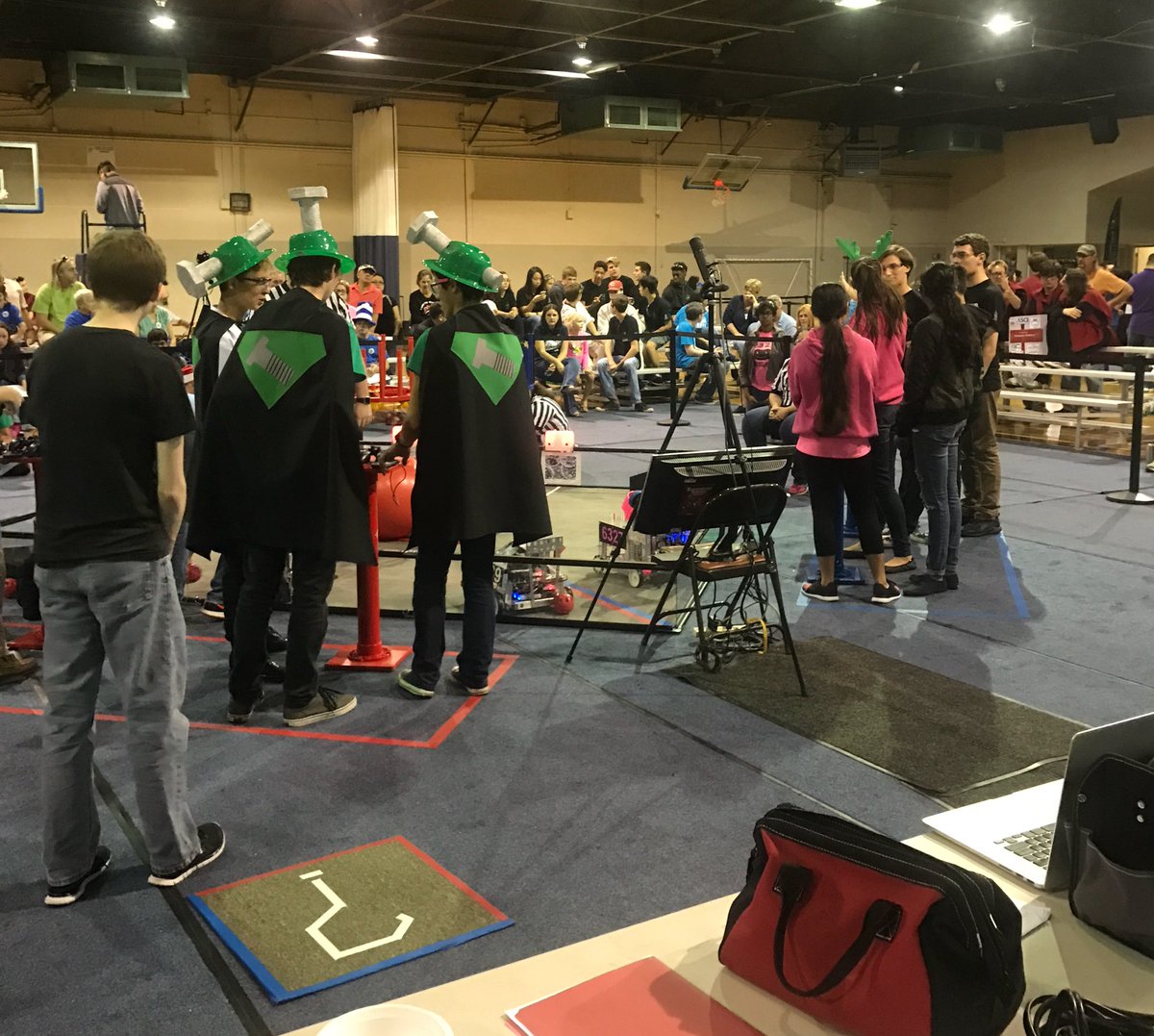 d_l_miller's tweet image. When both teams you coach are on the field at the same time in opposite alliances. #FTCproblems 🤖 

(Btw, @Team_Fetch won🎀)