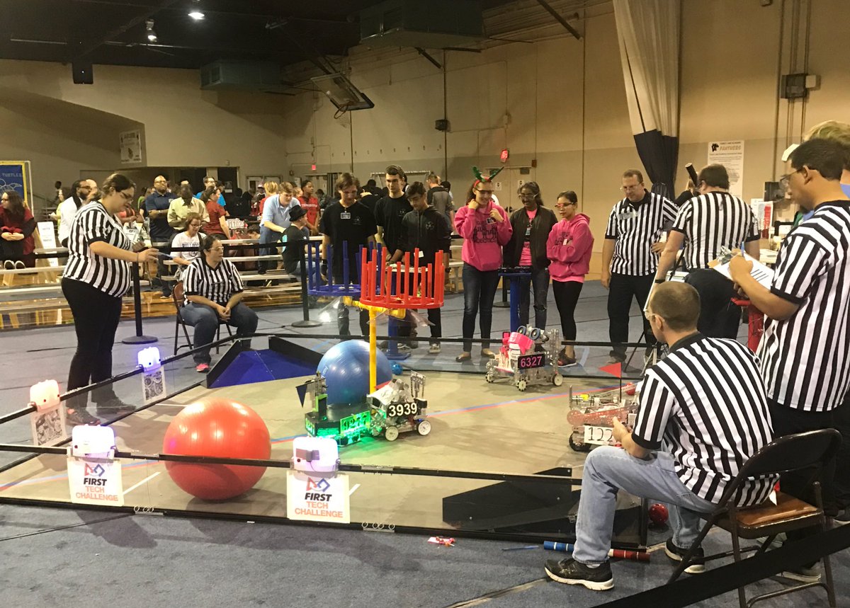 d_l_miller's tweet image. When both teams you coach are on the field at the same time in opposite alliances. #FTCproblems 🤖 

(Btw, @Team_Fetch won🎀)