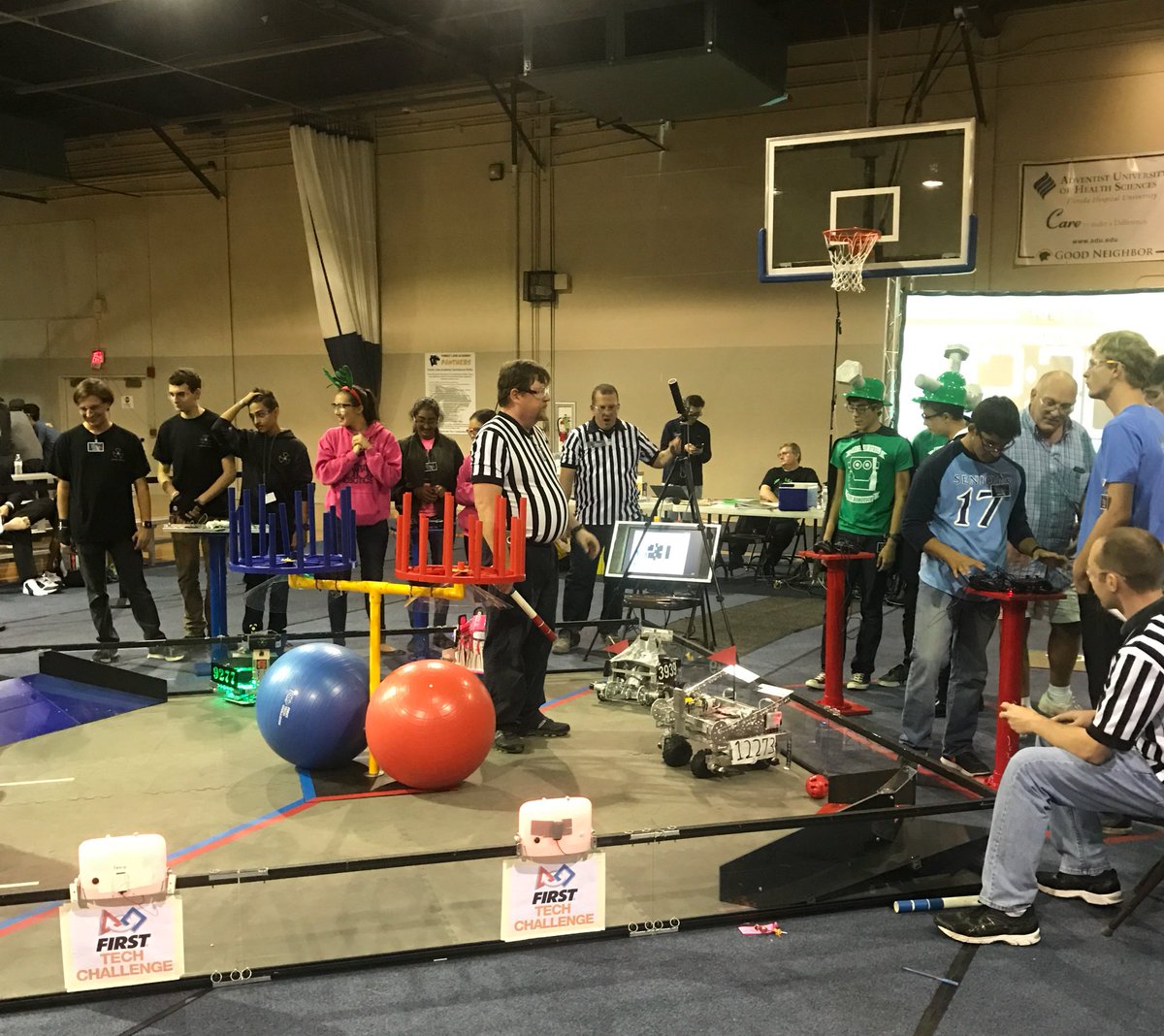 d_l_miller's tweet image. When both teams you coach are on the field at the same time in opposite alliances. #FTCproblems 🤖 

(Btw, @Team_Fetch won🎀)