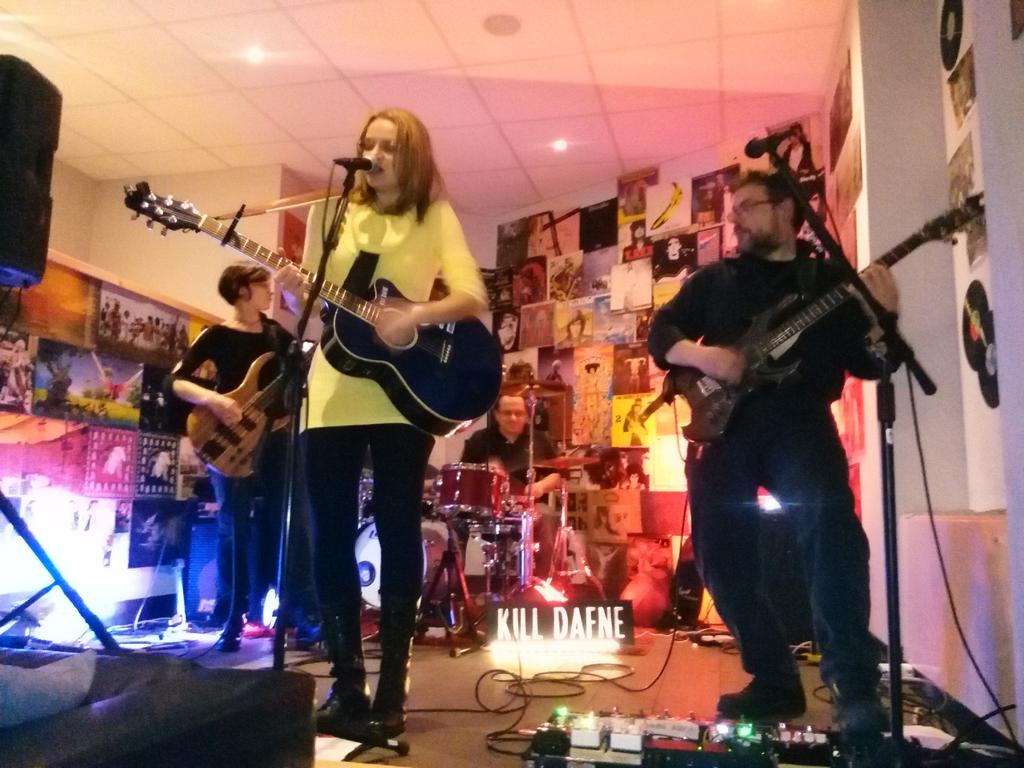 Roxella79's tweet photo. Ecco nuovamente i #KillDafne live allo @StrafessBS d Clusane x festeggiare il primo anno di attività con @FabySound https://t.co/UddAVkaAia