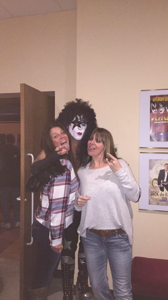 shannonj3333's tweet photo. Crazy night with this chick #lickitup 💋 https://t.co/oDfzAUYSem