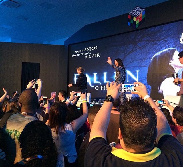 FallenWorldBR's tweet photo. Fotos da Lauren Kate e Addison Timlin na Comic Con agora pouco! #FallenCCXP #QueremosFallenOFilme https://t.co/QkITyjIoLt