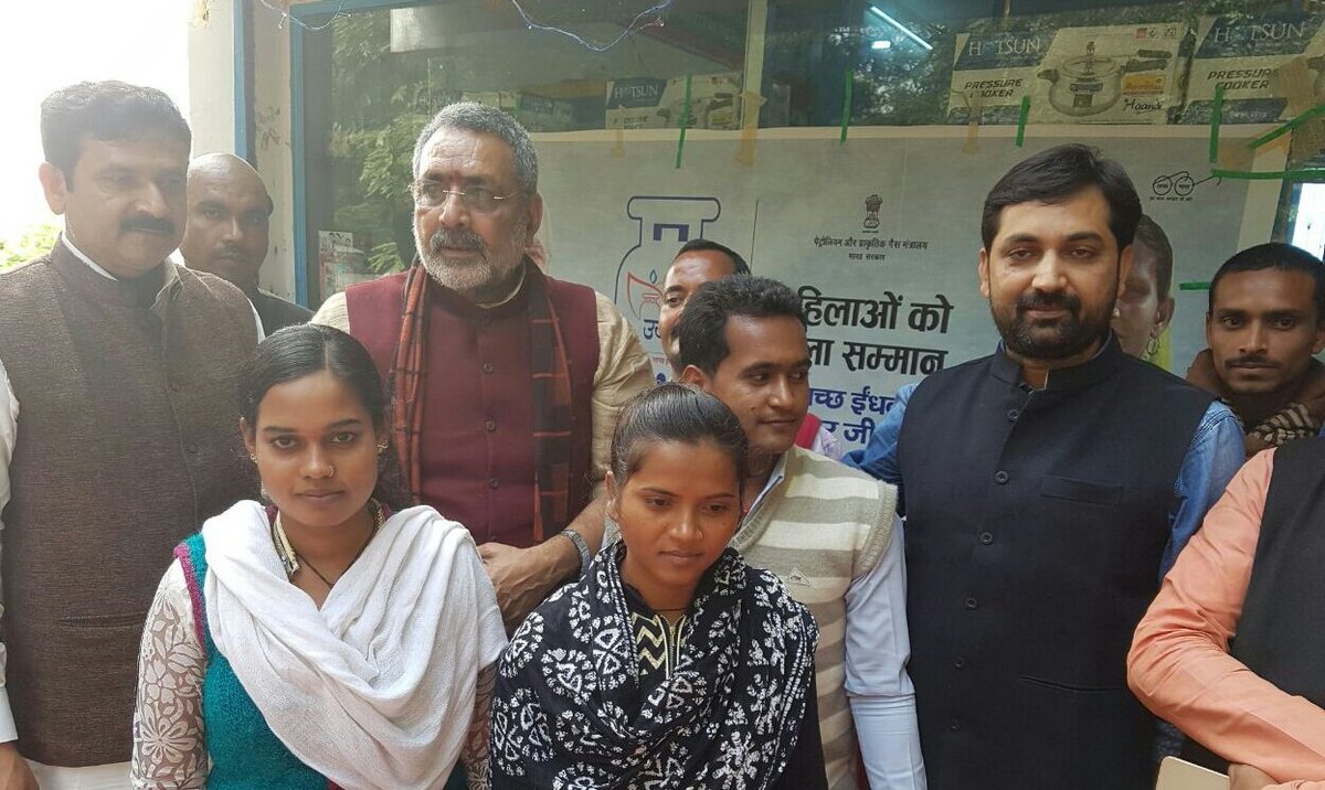 DalipKhorwal's tweet photo. @BPCLimited PMUY connection distribution by Hon'ble Central Minister Sh Giriraj Singh at Narhat Gas, Nawada Bihar. 04.12.2016 https://t.co/hJ0z11x2Nb