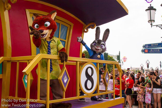 NickWildeRP's tweet image. It's great DisneyDan came to Shanghai Disney to see Carrots &amp;amp; me 🐰🐾🦊 #Zootopia #ShanghaiDisneyland #StorybookExpress charactercentral.net/B7832_Shanghai…