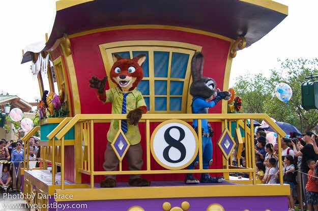 NickWildeRP's tweet image. It's great DisneyDan came to Shanghai Disney to see Carrots &amp;amp; me 🐰🐾🦊 #Zootopia #ShanghaiDisneyland #StorybookExpress charactercentral.net/B7832_Shanghai…