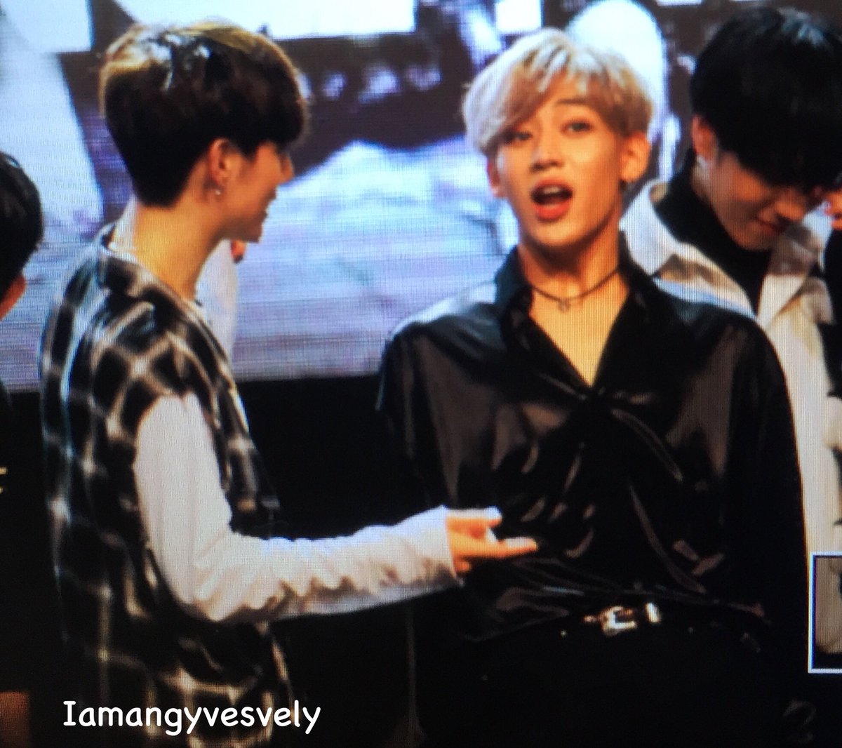 IamAngyvesvely's tweet photo. มัคทำท่าอะไรให้น้องดูไม่รู้ แล้วน้องก็ตามง่ะน่ารักกกกกกกก #MarkBam https://t.co/Vtz7n4lXb3