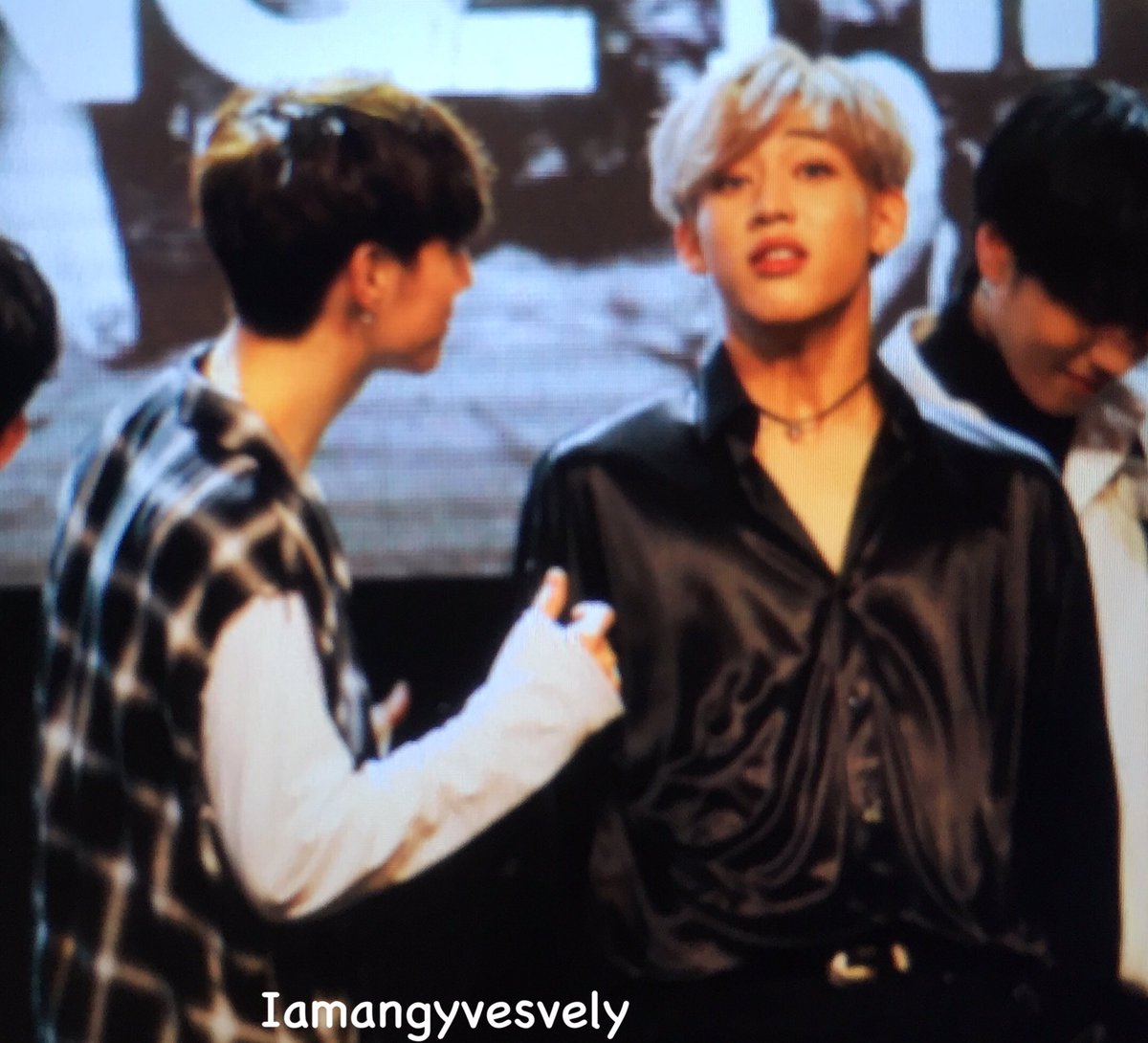 IamAngyvesvely's tweet photo. มัคทำท่าอะไรให้น้องดูไม่รู้ แล้วน้องก็ตามง่ะน่ารักกกกกกกก #MarkBam https://t.co/Vtz7n4lXb3