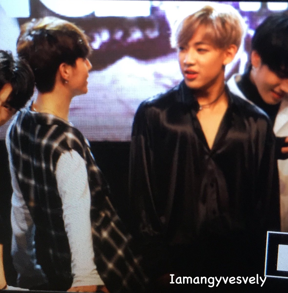 IamAngyvesvely's tweet photo. มัคทำท่าอะไรให้น้องดูไม่รู้ แล้วน้องก็ตามง่ะน่ารักกกกกกกก #MarkBam https://t.co/Vtz7n4lXb3