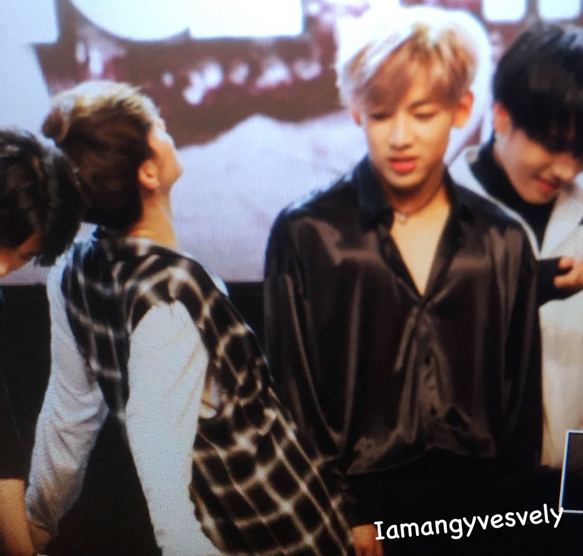 IamAngyvesvely's tweet photo. มัคทำท่าอะไรให้น้องดูไม่รู้ แล้วน้องก็ตามง่ะน่ารักกกกกกกก #MarkBam https://t.co/Vtz7n4lXb3
