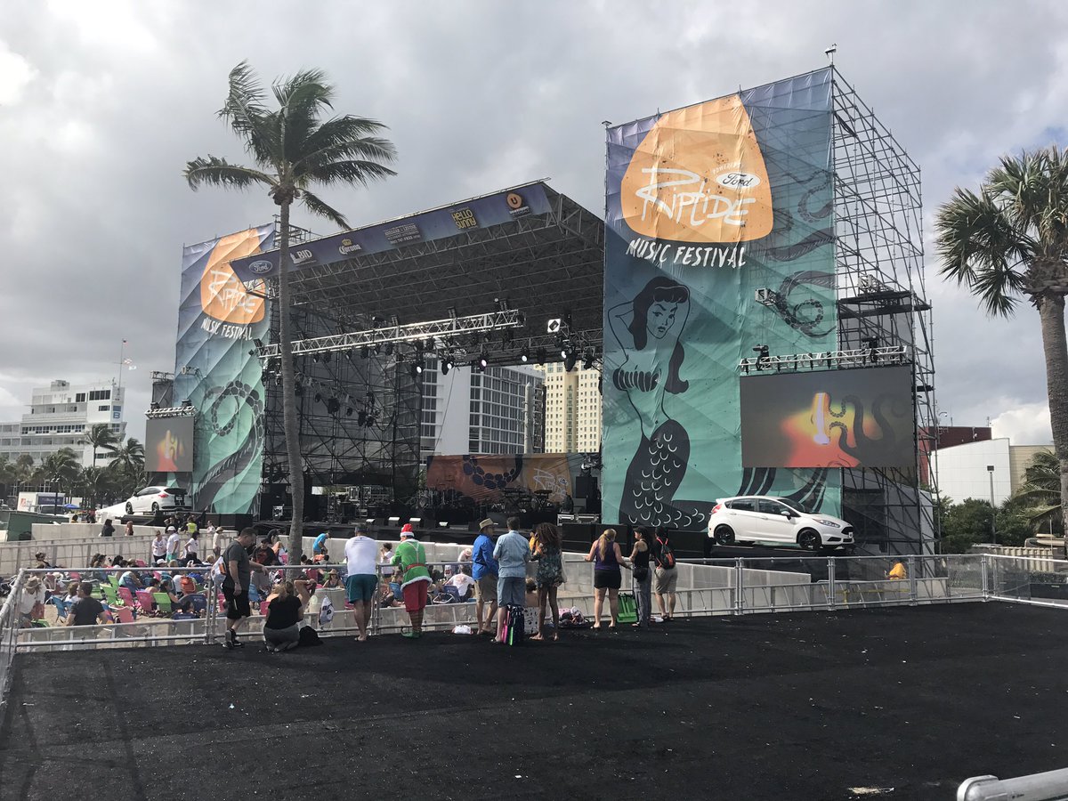 TravelHostFTL's tweet photo. #RiptideFest Let the party begin #fortlauderdalebeach #travelhostGo https://t.co/dKZJrjTPcj