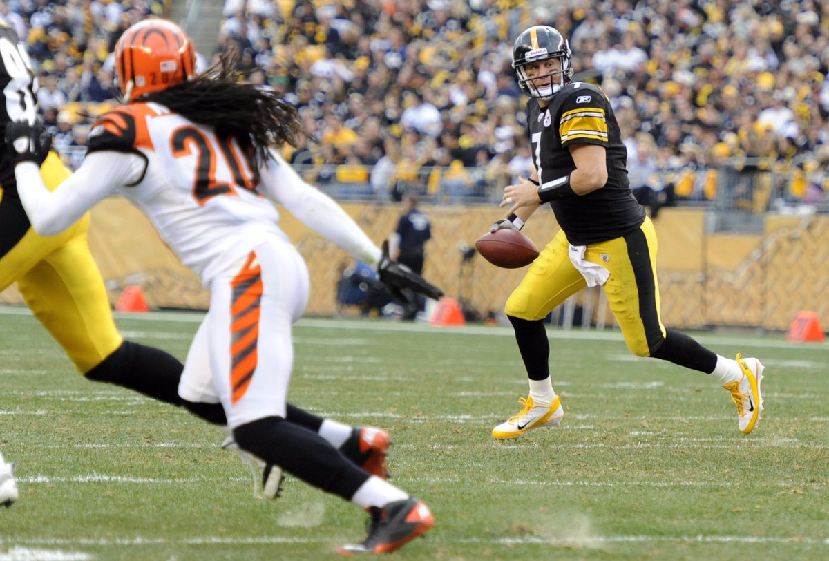 steelers's tweet photo. On this day in 2011, Ben Roethlisberger surpassed Terry Bradshaw (2,025) for most career completions in #SteelersHistory. He now has 3,718. https://t.co/wUKiHQKxtU