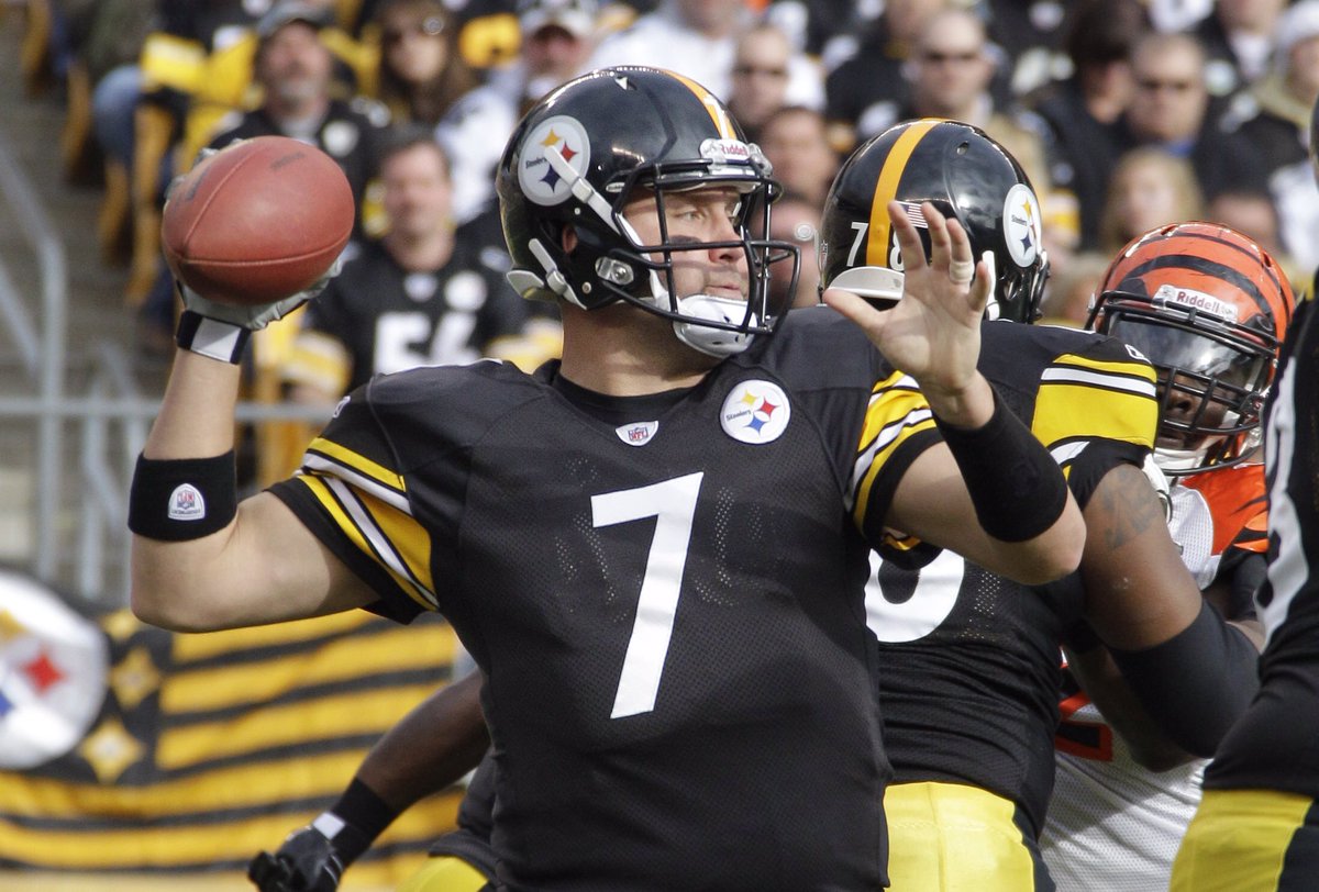 steelers's tweet photo. On this day in 2011, Ben Roethlisberger surpassed Terry Bradshaw (2,025) for most career completions in #SteelersHistory. He now has 3,718. https://t.co/wUKiHQKxtU