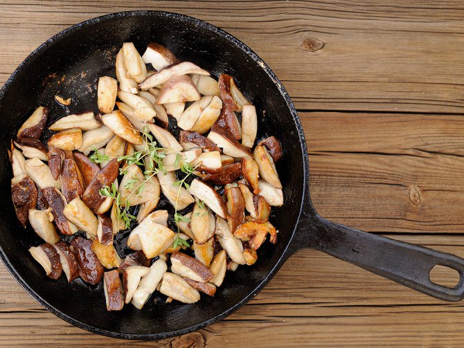 ArchDigest's tweet photo. The best way to clean cast iron cookware, so you can use it for years to come: https://t.co/zHVa3lpUKy https://t.co/LdDYru6O82