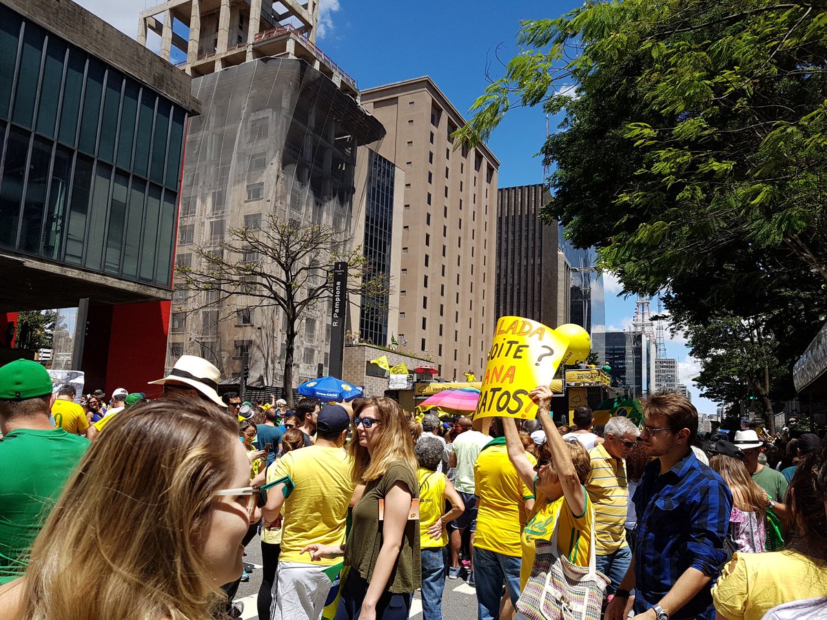monikalive's tweet photo. #AvenidaPaulista SP
#VemPraRua4Dez https://t.co/NwB0sKHJ4N