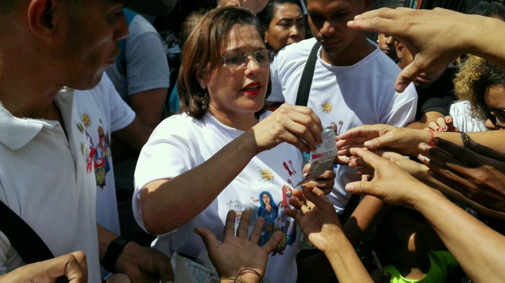 ViceHospitales's tweet photo. #AHORA| Más de 400 Mil Preservativos se Entregan en Bulevar de Sabana Grande de manos de la Ministra @LuisanaMelo https://t.co/kHCsw8IkLm