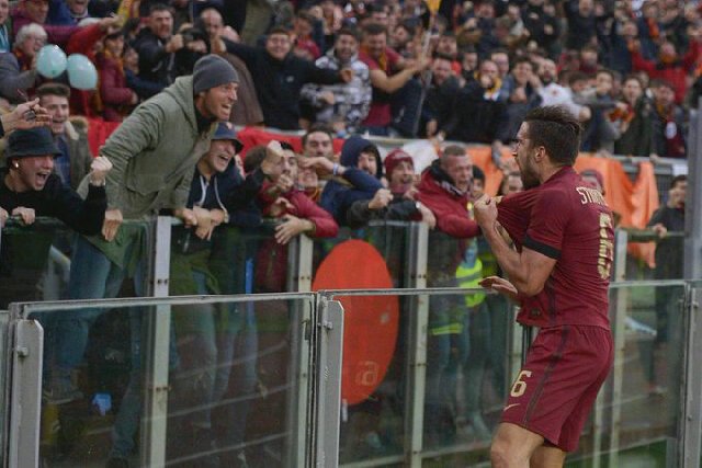 ID_Rumorbola's tweet photo. #SerieA #DerbydellaCapitale Lazio 0-2 AS Roma (Strootman 63' Nainggolan 76') https://t.co/TjsvZGSTmw