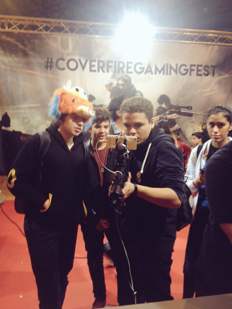 ElenJimenezMarq's tweet photo. #CoverfireGamingFest de #1mband, equipo indie @GeneraGames en @Mangafest! Suerte con el proyecto! #Mangafest16 https://t.co/yLDCVmLNNU