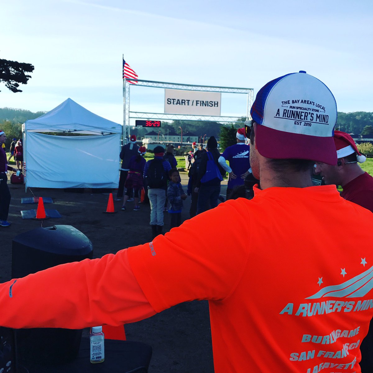 ARunnersMind's tweet photo. From all of us at A Runner's Mind, thank you for racing with us on a perfect December morning in San Francisco! #runwildsf https://t.co/p1GtmQLFXo