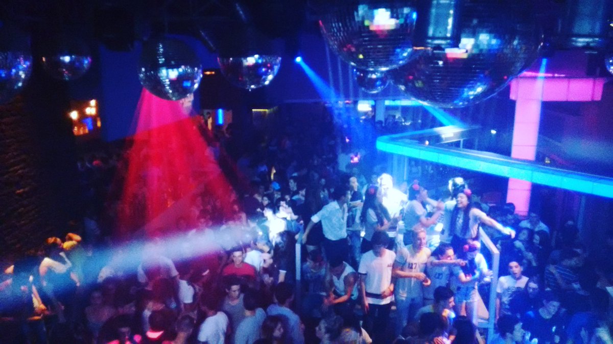 LaPecosaNatural's tweet photo. Fue excelente recibirlos!!! Gracias a todos 🙌 gracias promo 17! Sera un gran año por delante en la disco 🎉 https://t.co/NeEZQgJ0Rg