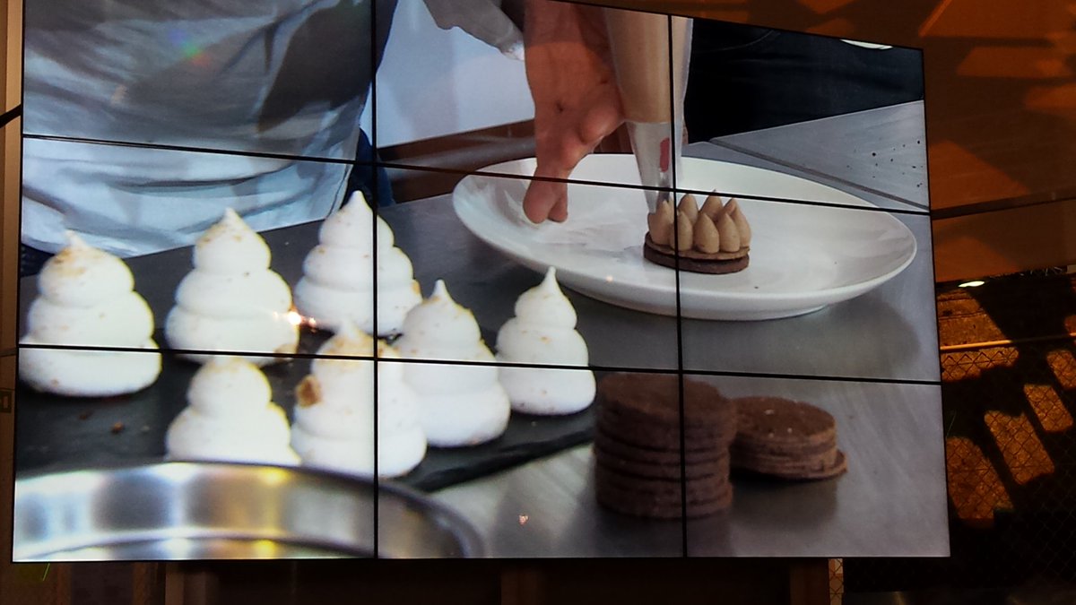 SilviaSimeone's tweet photo. Pavlova de Noël et la magie de la pâtisserie avec #JeffreyCagnes #aTableEn2030 @citedessciences https://t.co/NIpr51iLKz