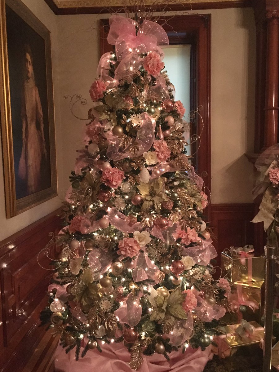 PabstMansionMKE's tweet photo. Start your holiday season at the Pabst Mansion. There are 2 tickets left for our Dinner and a Show this Wednesday! https://t.co/l1uQooNWgG https://t.co/lJWiQokzvB