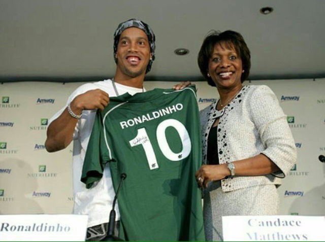 Ronaldinho es oficialmente nuevo jugador del Chapecoense. Llega gratis y sin salario.

LEYENDA. 🇧🇷