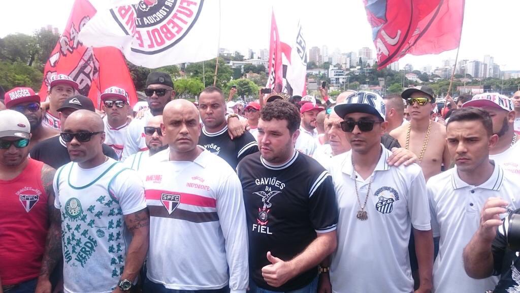 boliviazica's tweet photo. Eu acredito num futebol sem violência. Juro q sim. ☝🏻️
Foto tirada hj na frente do Pacaembu https://t.co/gjgG4IHp4e