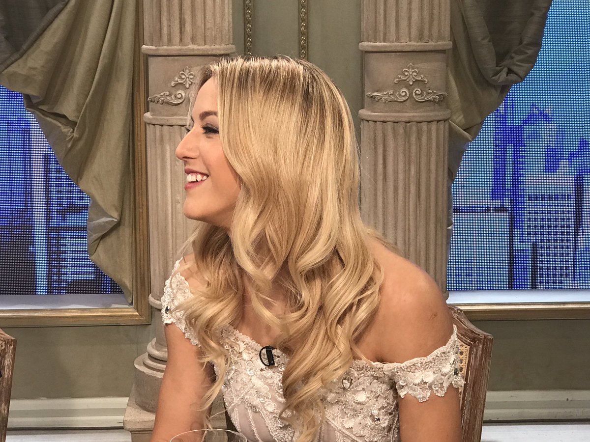 mirthalegrand's tweet photo. Qué sonrisa, no? Ilumina un poco, no les parece? #FlorVignaConMirtha @flor_vigna https://t.co/2Eh6kkVZOx