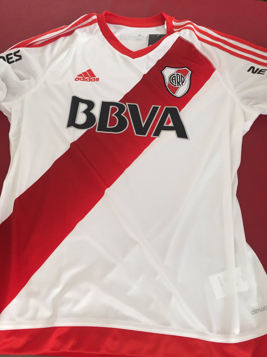 El viernes voy a sortear esta camiseta de @adidasAR antes del River-Boca. Si querés participar, dale RT a este tuit.