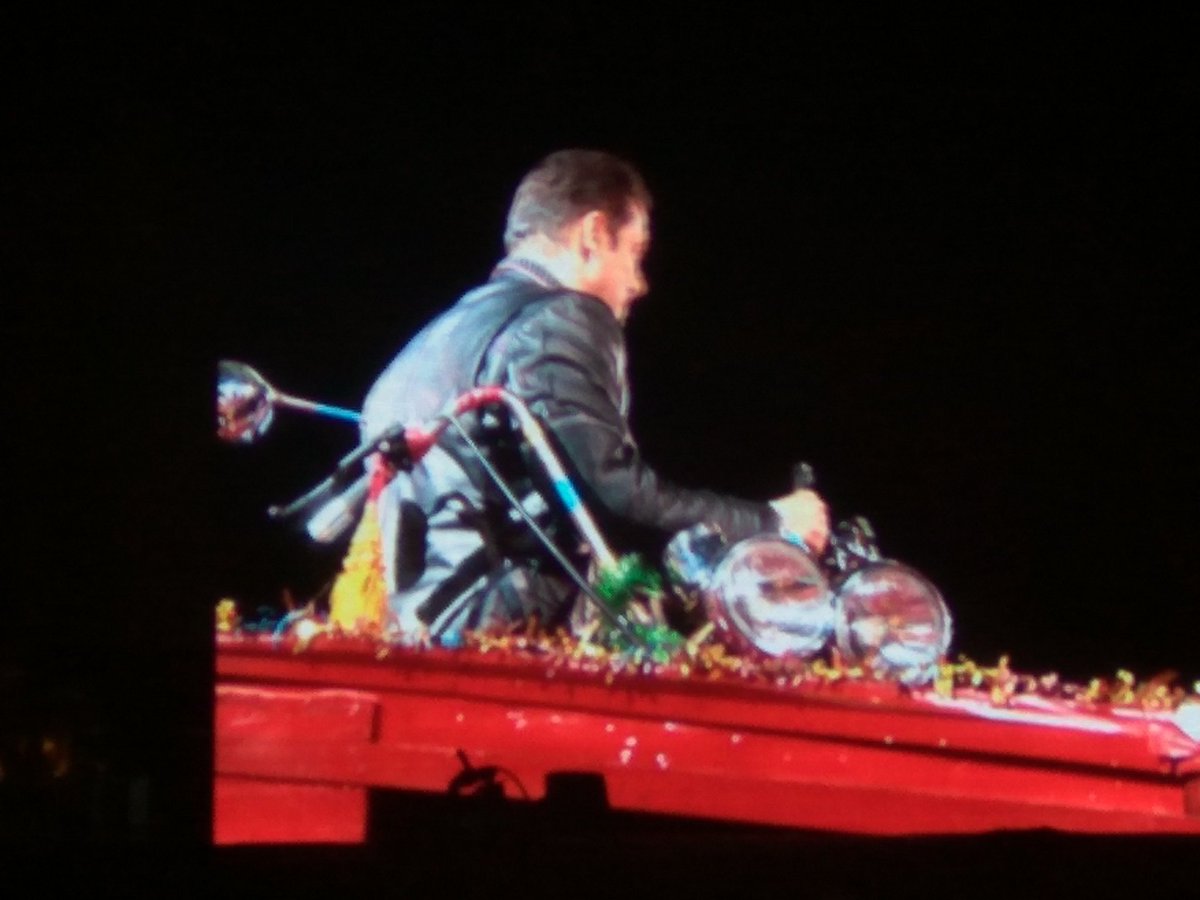 zakky12345's tweet photo. Time for final and biggest performance of the night my man 😍😍😍😍 @BeingSalmanKhan looks hot as ever  #StarScreenAwards https://t.co/pCMHoq06VS
