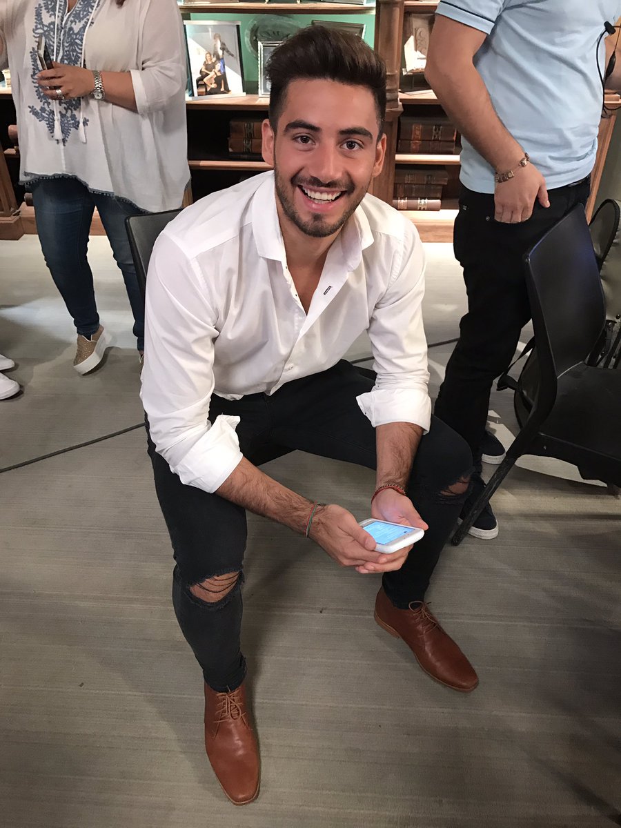 mirthalegrand's tweet photo. Qué elegante este chico que acompaña a @flor_vigna 🕵🏻 el señor @NicolasOcchiato  #FlorVignaConMirtha https://t.co/t1ciwPM5wF