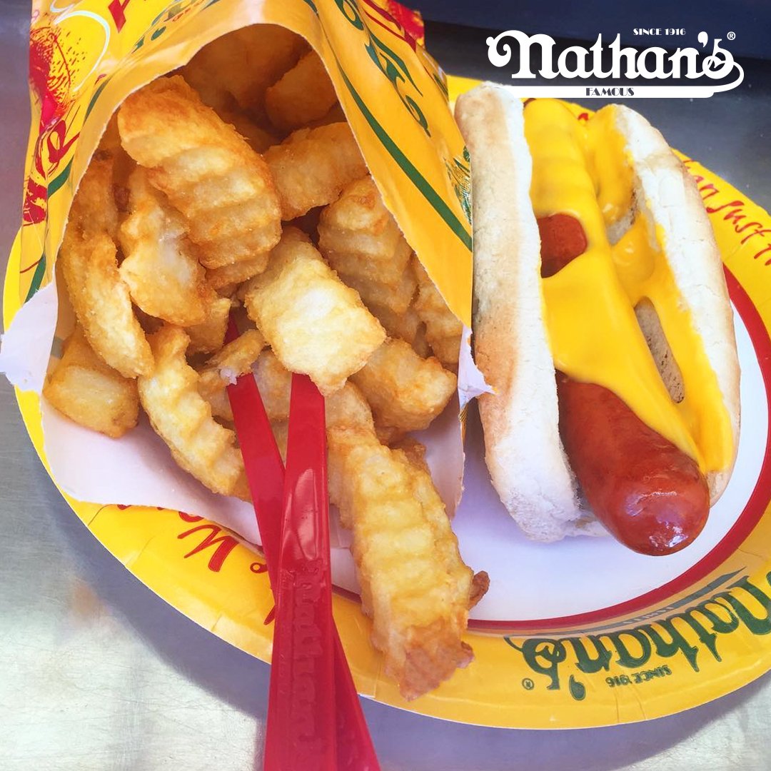 Nathanspty's tweet photo. Cualquier día es perfecto para deleitarse con el mejor hot dog y unas deliciosas crinkle cut fries. https://t.co/6d72C9itPJ