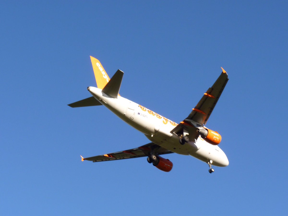 AviationLoverUK's tweet photo. #U21832 #A319 #G-EZFV AMS to Manchester 04-12-16 https://t.co/JMMPPoPiZa