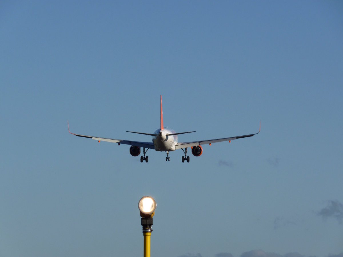 AviationLoverUK's tweet photo. #U21832 #A319 #G-EZFV AMS to Manchester 04-12-16 https://t.co/JMMPPoPiZa