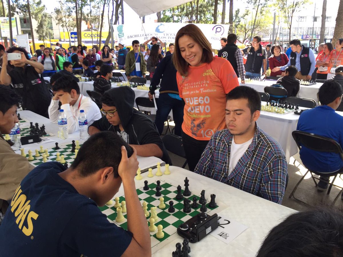 Osvaldo65342123's tweet photo. En la gran final del #TorneoDeAjedrezPrepaSi  en la @Del_Iztapalapa con @KarenQuirogaA https://t.co/t25ve8cY6y