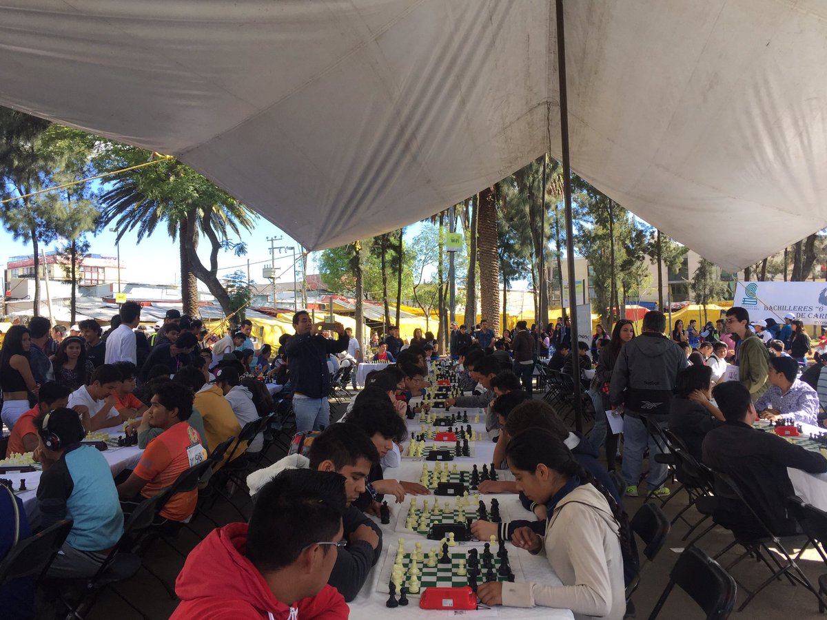 Osvaldo65342123's tweet photo. En la gran final del #TorneoDeAjedrezPrepaSi  en la @Del_Iztapalapa con @KarenQuirogaA https://t.co/t25ve8cY6y